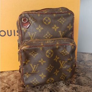 Louis Vuitton shoulder bag. Vintage good condition. Authentic